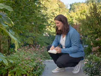 Richard Nathalie, paysagiste chez Permaflora à Basse Goulaine, Nantes, Vertou ou Rezé : conception et plans de jardins et espaces verts, coaching, suivi travaux